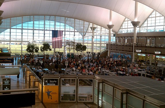 美國(guó)機(jī)場(chǎng)安檢大廳圖