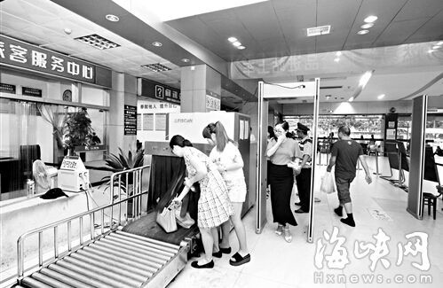 福州汽車北站增設安檢門 旅客、行李逢過必檢(組圖)