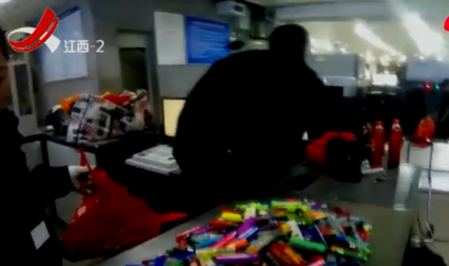 男子三年積攢420只打火機被車站金屬安檢門報警攔截