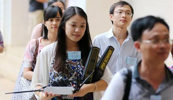 成都高考中考期間需經過學校金屬探測儀安檢