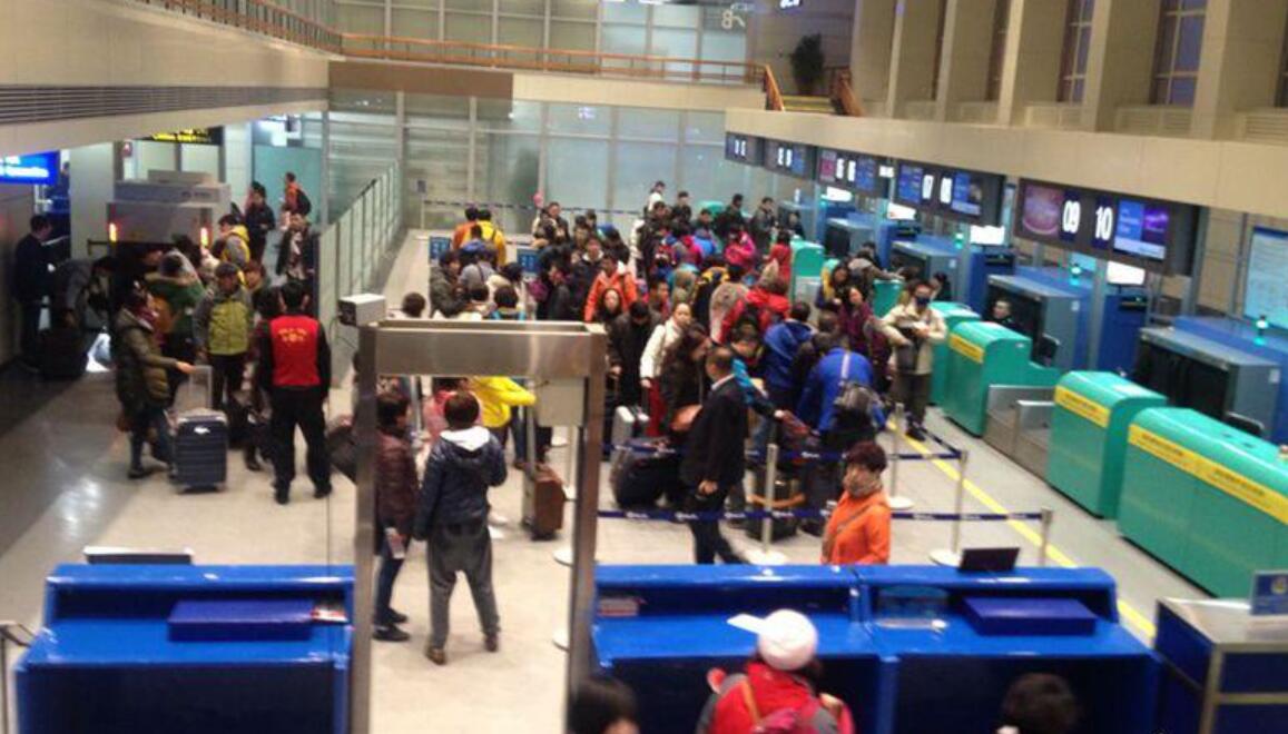 哈爾濱太平國(guó)際機(jī)場(chǎng)安全檢查站金屬探測(cè)安檢門通道發(fā)現(xiàn)3個(gè)打火機(jī)[圖]