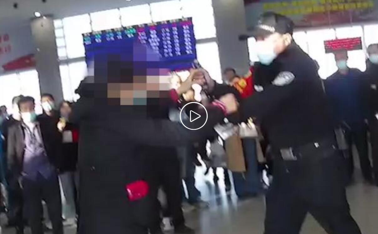 江蘇昆山火車站安檢門檢測(cè)發(fā)現(xiàn)女子攜帶違禁刀具[圖]