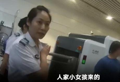 男子于火車站安檢門(mén)通道猥褻女安檢員[圖]-2.jpg