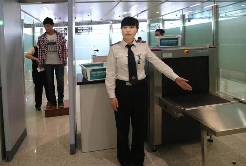 女性進入安檢門通道時，安檢員會感到尷尬嗎？過安檢的注意事項-2.jpg