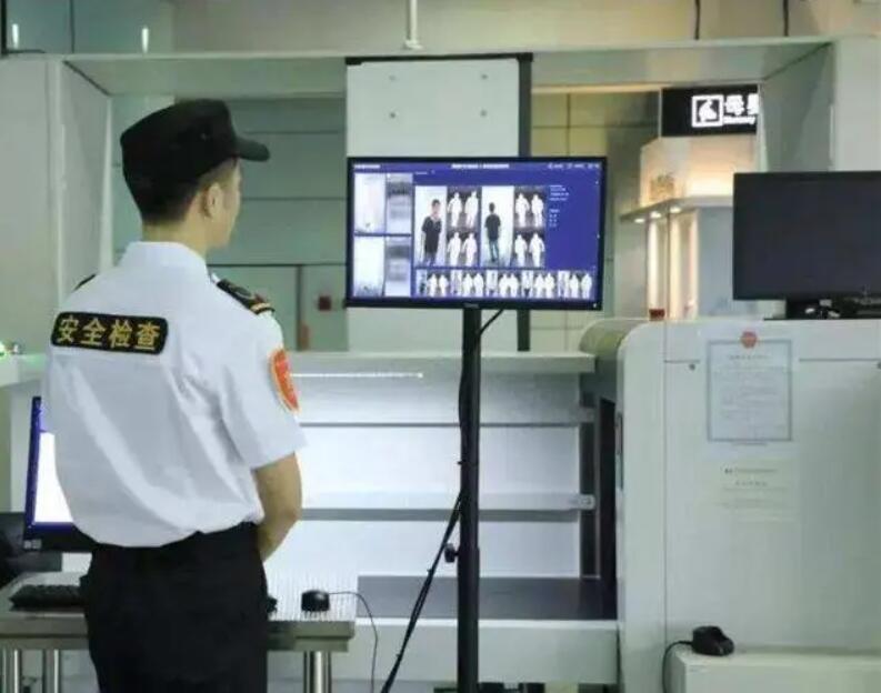 女性進入安檢門通道時，安檢員會感到尷尬嗎？過安檢的注意事項-3.jpg